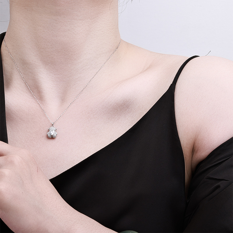 S925 sterling silver cute heart-shaped bear necklace, versatile collarbone chain, light luxury and high-end, niche pendant, cross-border neck chain