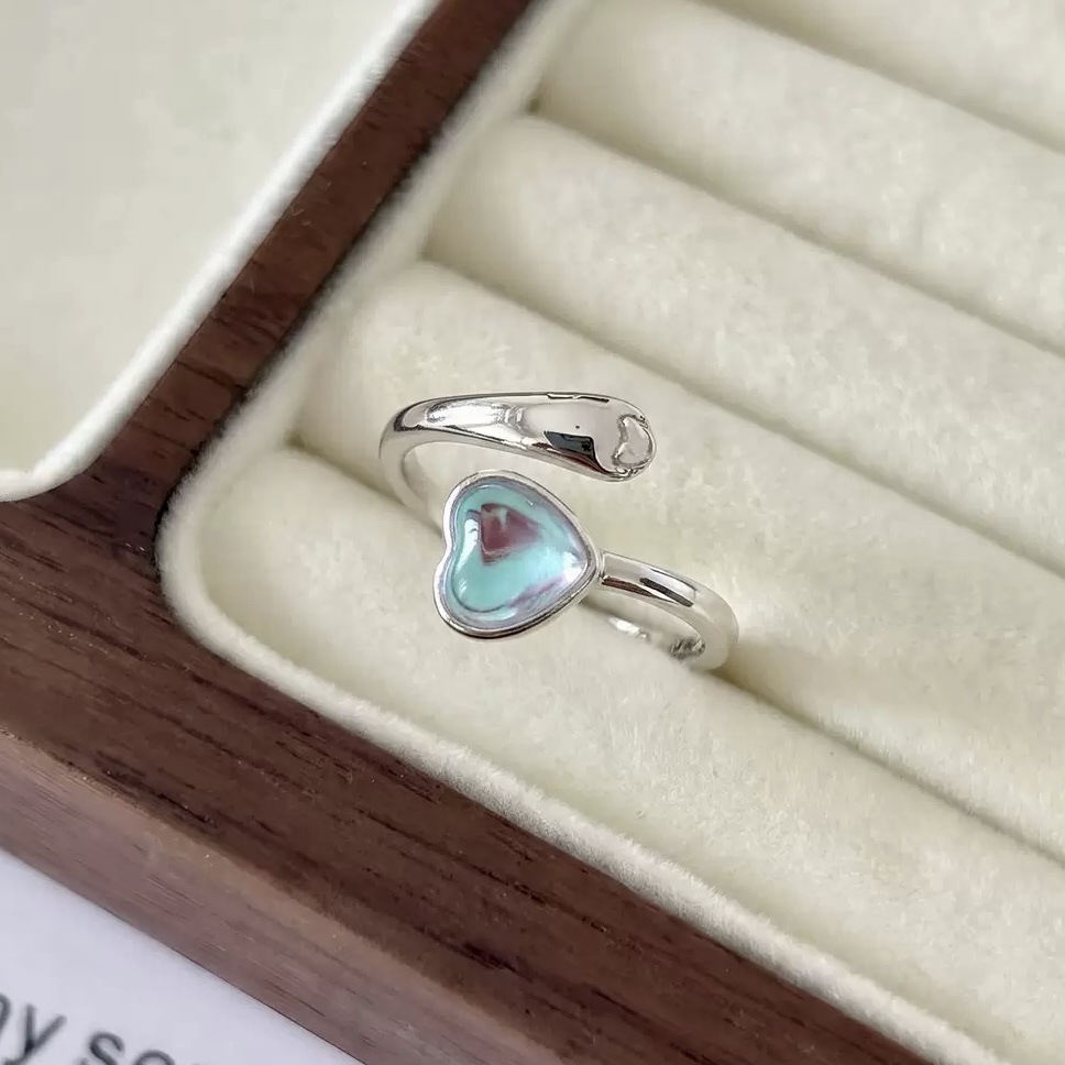 The S925 sterling silver heart-shaped moonstone ring, the same accessory as the Korean InS-style blogger, exudes a sense of sophistication for women, is simple and versatile details Picture