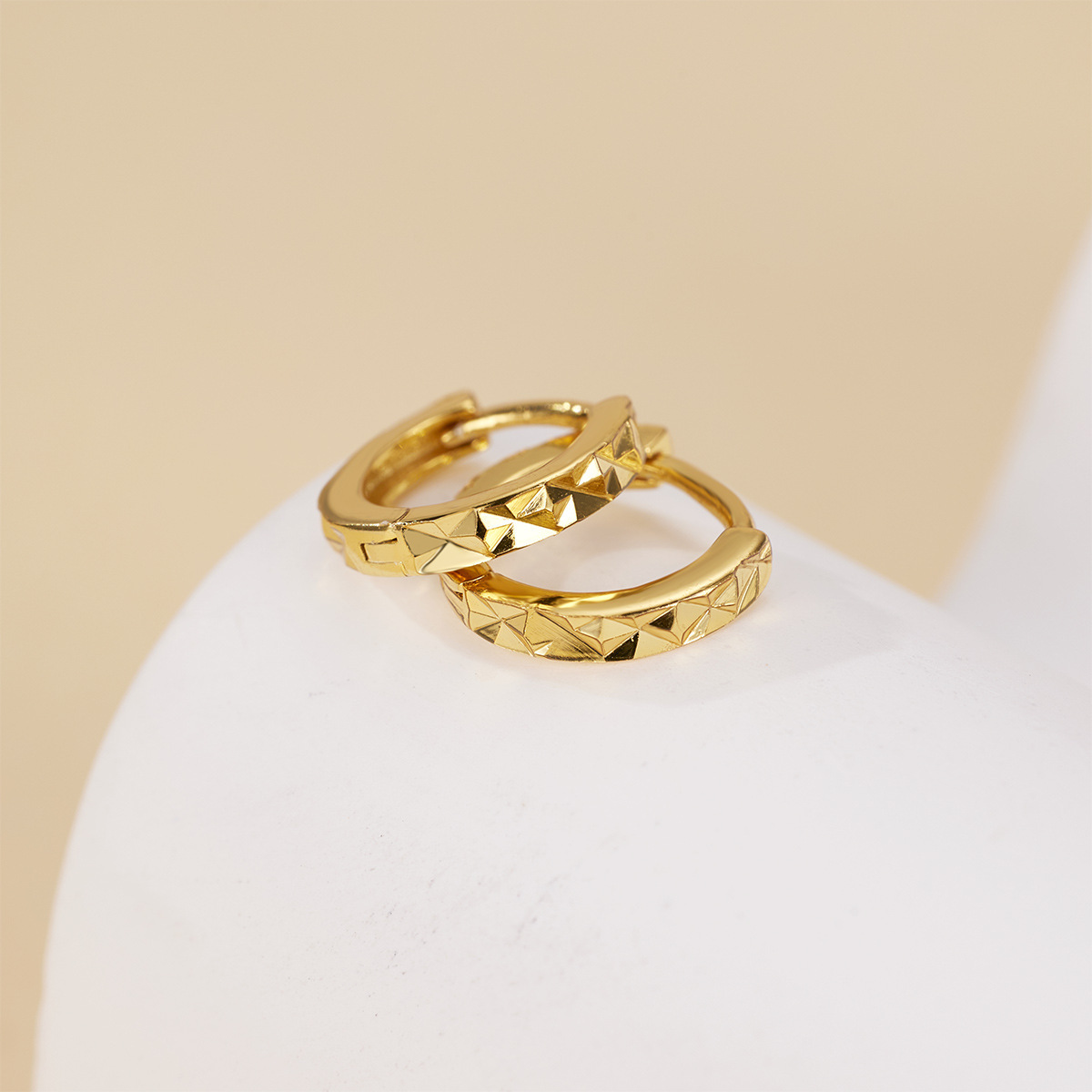 Pure handcrafted, fashionable and light luxury starry sky women's earrings, niche and simple diamond-shaped cut surface elegant earrings Application Scenario