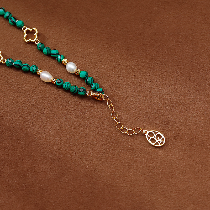 Gentle and elegant freshwater pearl malachite bracelet, noble and retro emerald beaded, simple hollowed-out pattern jewelry Application Scenario