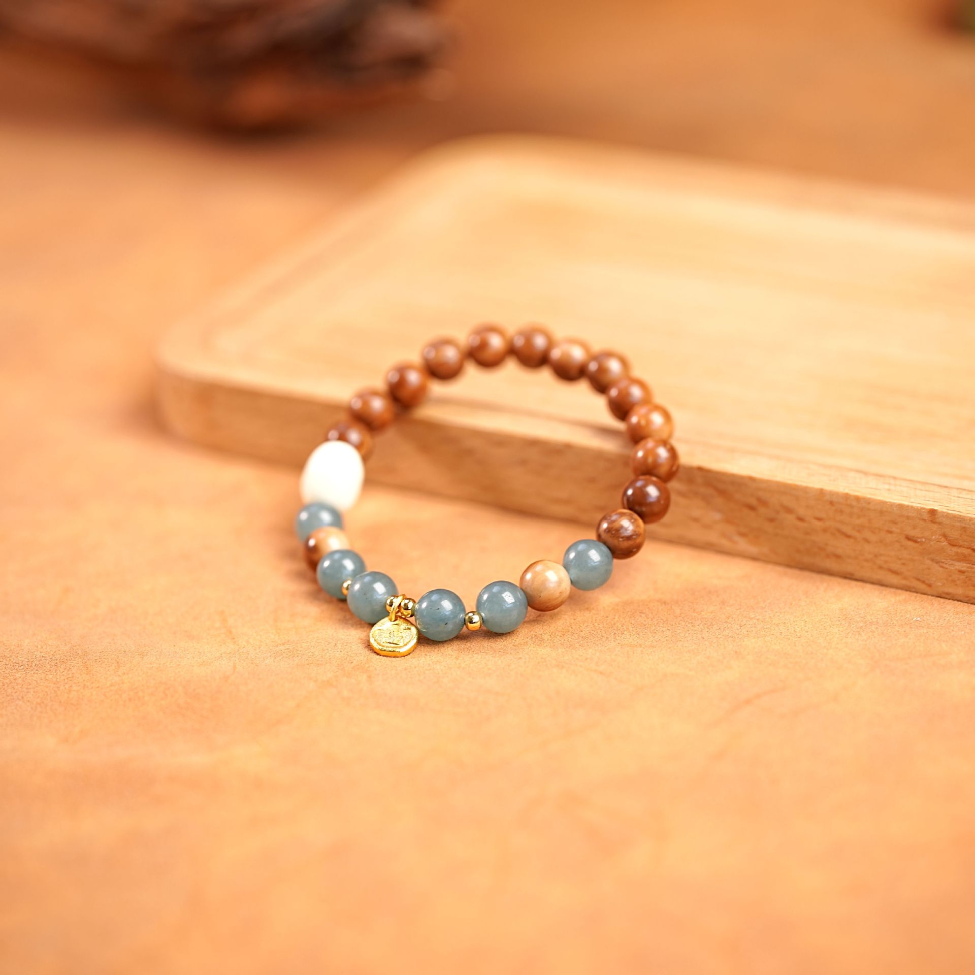 Natural passion green sandalwood agate beaded bracelet, new Chinese-style retro collectible bracelet, fashionable and versatile men's and women's accessories Application Scenario