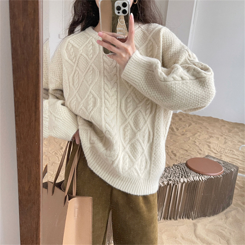 This is a new Japanese-style sweet and gentle style sweater for women in the autumn and winter of 2025. It features a round neck, loose and slimming long-sleeved pullover knitted top