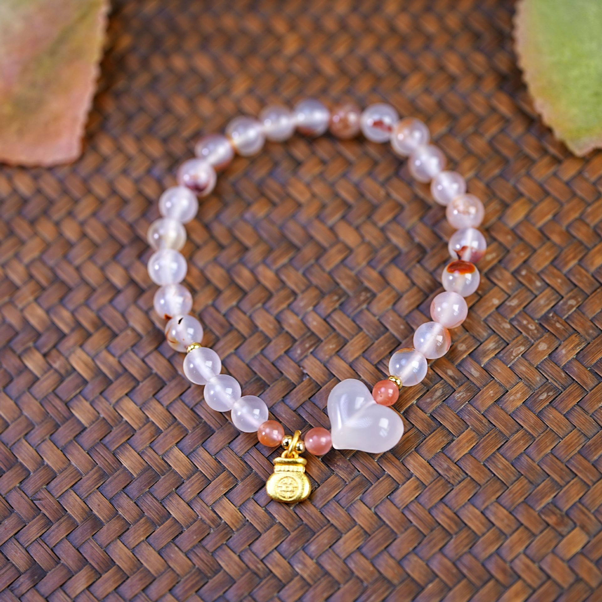 New Chinese-style natural cat's eye stone crystal bracelet for women, with a unique and high-end feel, light luxury, heart-shaped agate, and traditional Chinese style jewelry bracelet details Picture