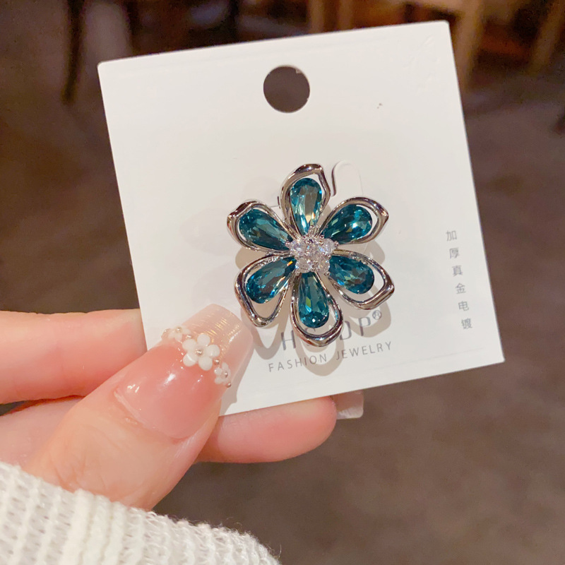 Amazon cross-border fashion retro crystal hollowed-out petal brooch, a delicate, light luxury, versatile and high-end brooch for women Specification image
