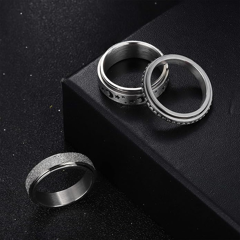 Cross-border European and American stress-relieving rings, hip-hop rotating rings, simple and retro titanium steel star and moon rings, fashionable wholesale for men and women Application Scenario