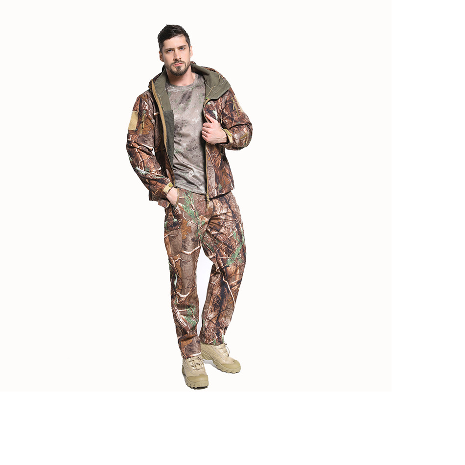 Yitu Tactical Sports Shark Skin Waterproof Soft Shell Down Jacket and Pants Alpha Green Warm Fleece Camouflage Down Jacket Set Item Picture