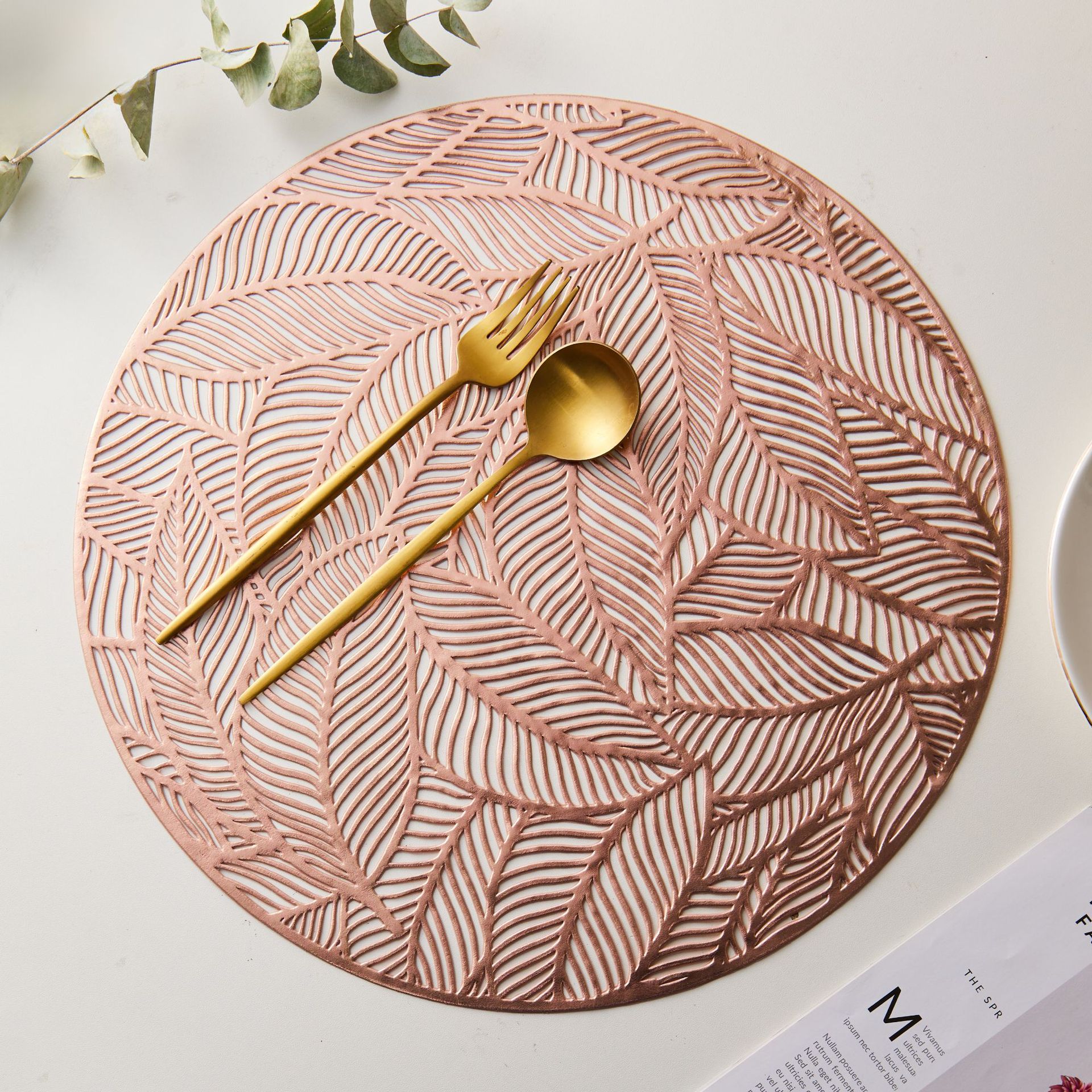 Light luxury round creative leaf hollowed-out gold-embossed silver leaf table heat insulation pad, cross-border pot pad, PVC injection molded heat-resistant Specification image