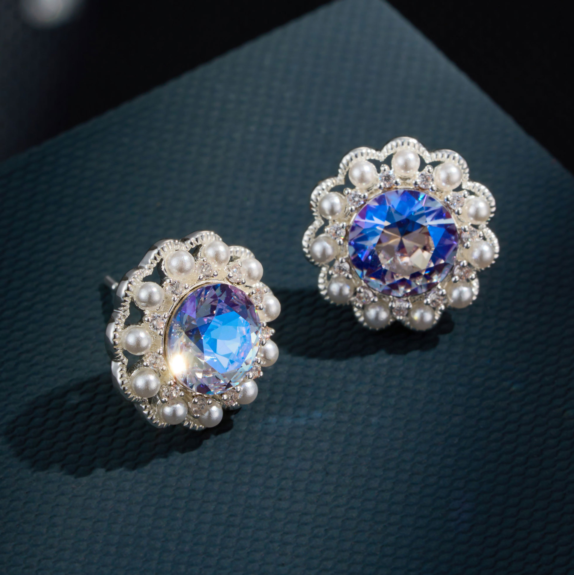 Original design Princess Wave Wave edge round stud earrings, high-end commuter versatile earrings s925 silver needle earrings Application Scenario