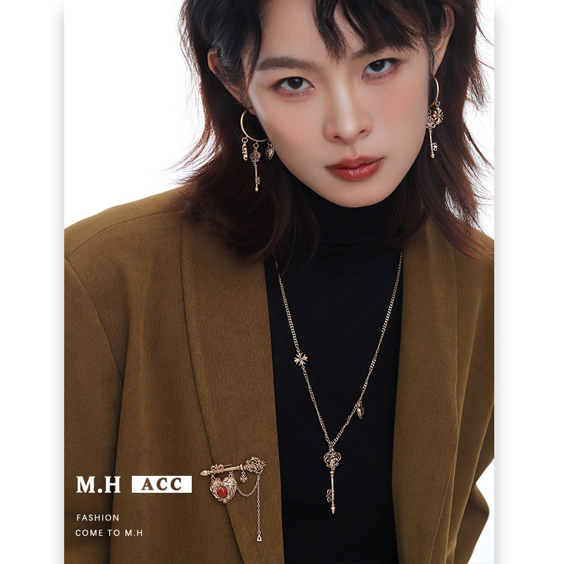 Iris key pendant necklace for women, a niche design with a retro collarbone chain, a light luxury original sweet and cool style necklace Specification image