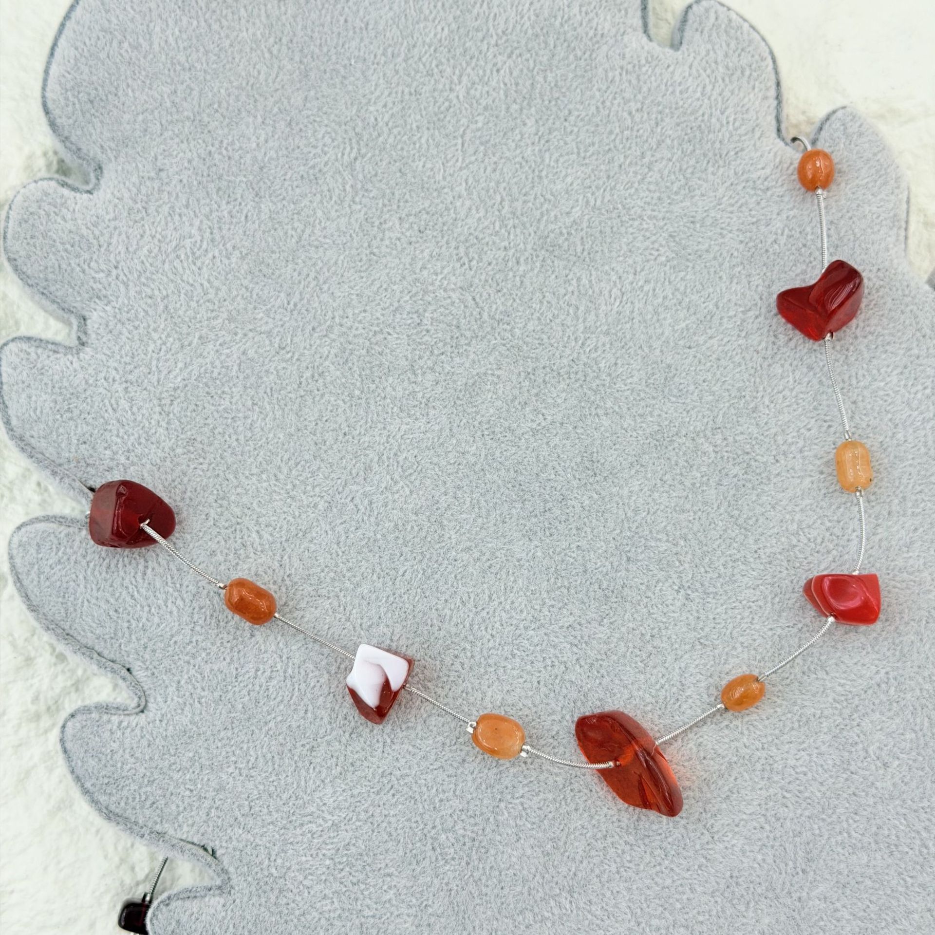 Retro red and orange irregular glass crushed stone fine silver chain, niche design sense, light luxury, versatile and whitening, factory wholesale Application Scenario