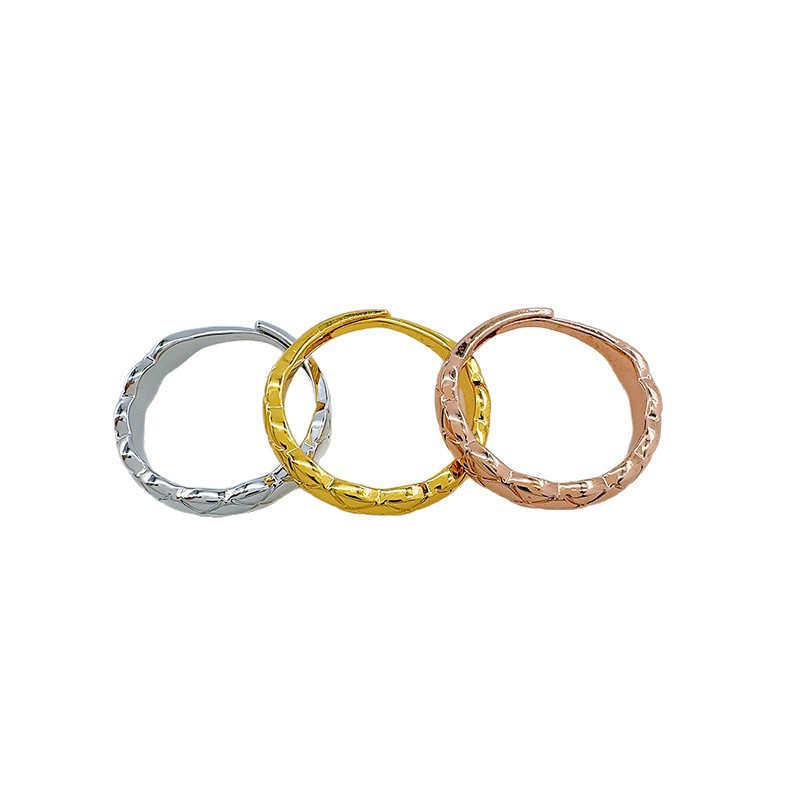 柏伶饰品新款小香风菱格戒指纹经典戒指窄版镶钻光面情侣对戒批发白底实物图