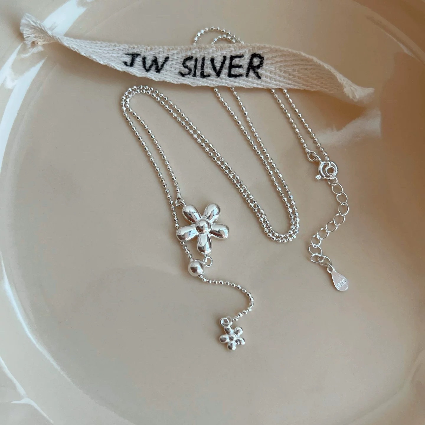 The entire S925 sterling silver 11.20 flower tassel necklace is a women's Instagram niche design with a light luxury and high-end feel. It is a pull-out collarbone chain details Picture