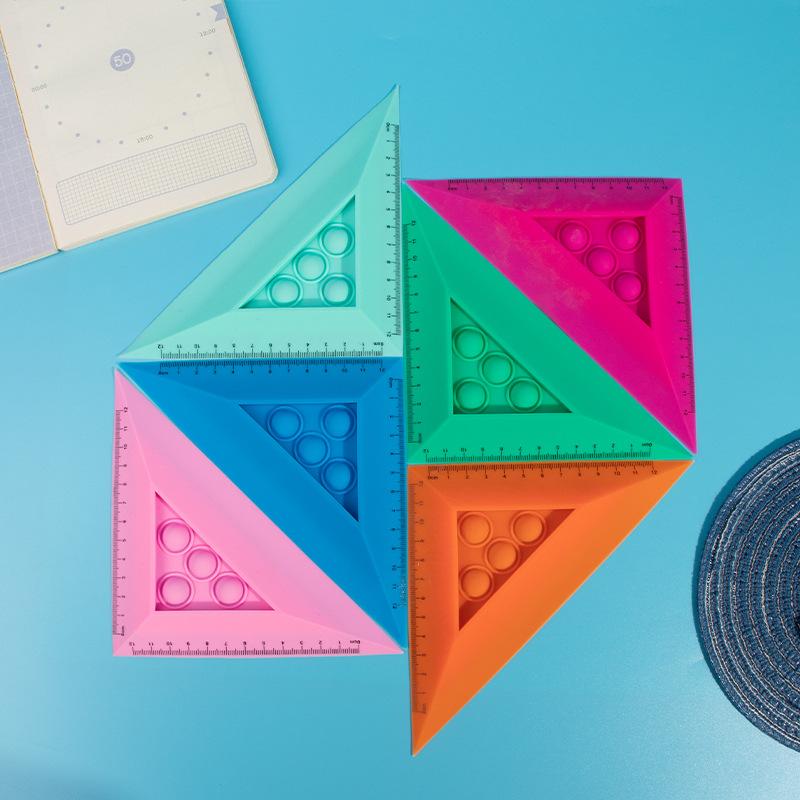 The pioneer silicone triangular ruler for rat extermination, a creative student right-angle ruler, bends and bends, constantly pressing bubbles Application Scenario