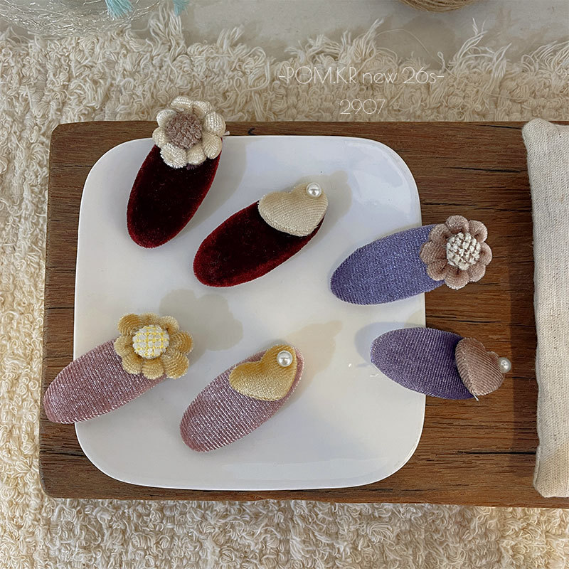 New Korean-style autumn and winter flower-shaped heart-shaped hair clips, oval-shaped handcrafted children's bye-bye clip pairs, sweet bangs clip hair accessory Application Scenario