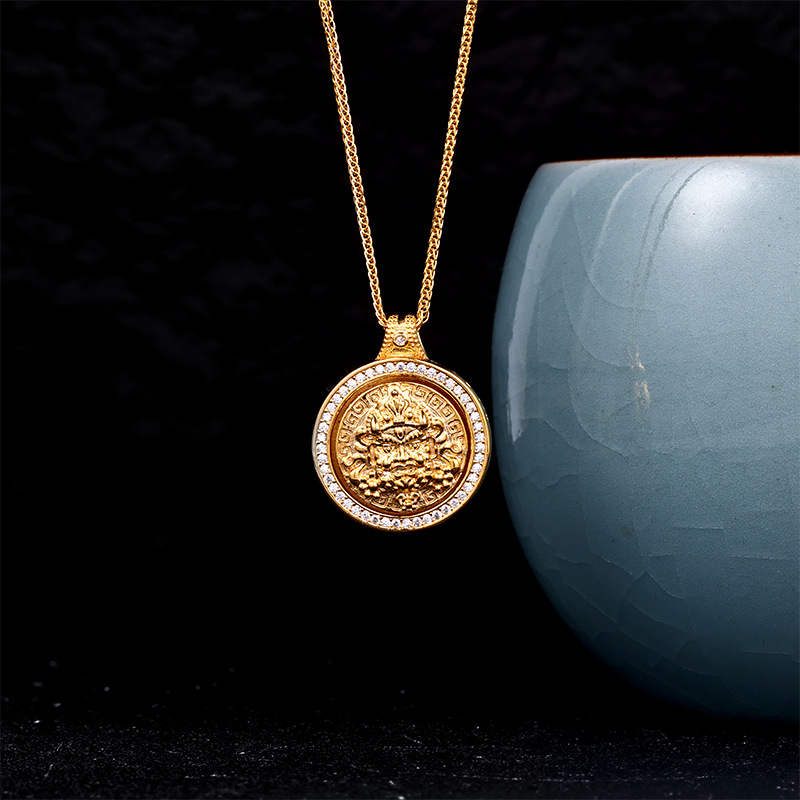 A rotatable diamond-encrusted eight-treasure compass necklace with a high-end and light luxury collarbone chain, a new Chinese-style heavy jewelry for women. A gift for your girlfriend