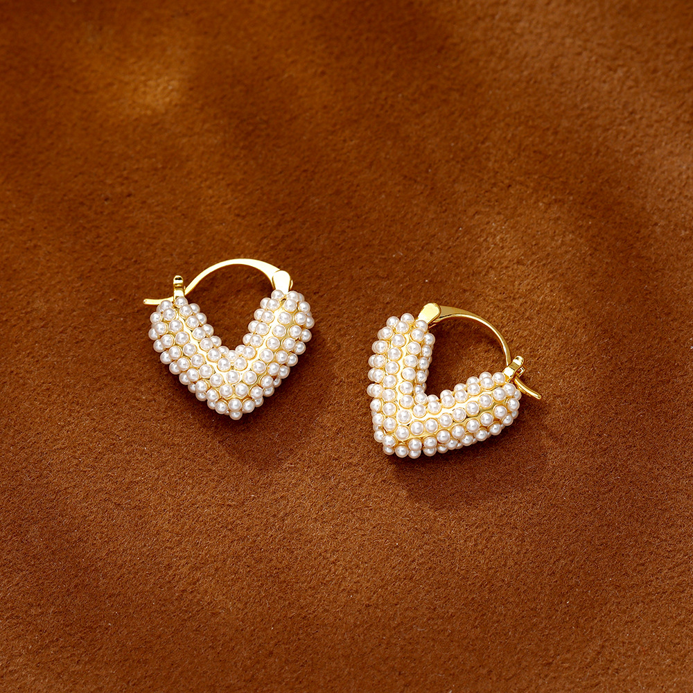 Hyacinth pequeño grano de arroz perla corazón pendientes para mujeres nicho temperamento alto sentido hebillas de oído 2026 estilo explosivo luz de lujo pequeño aroma viento orejeras