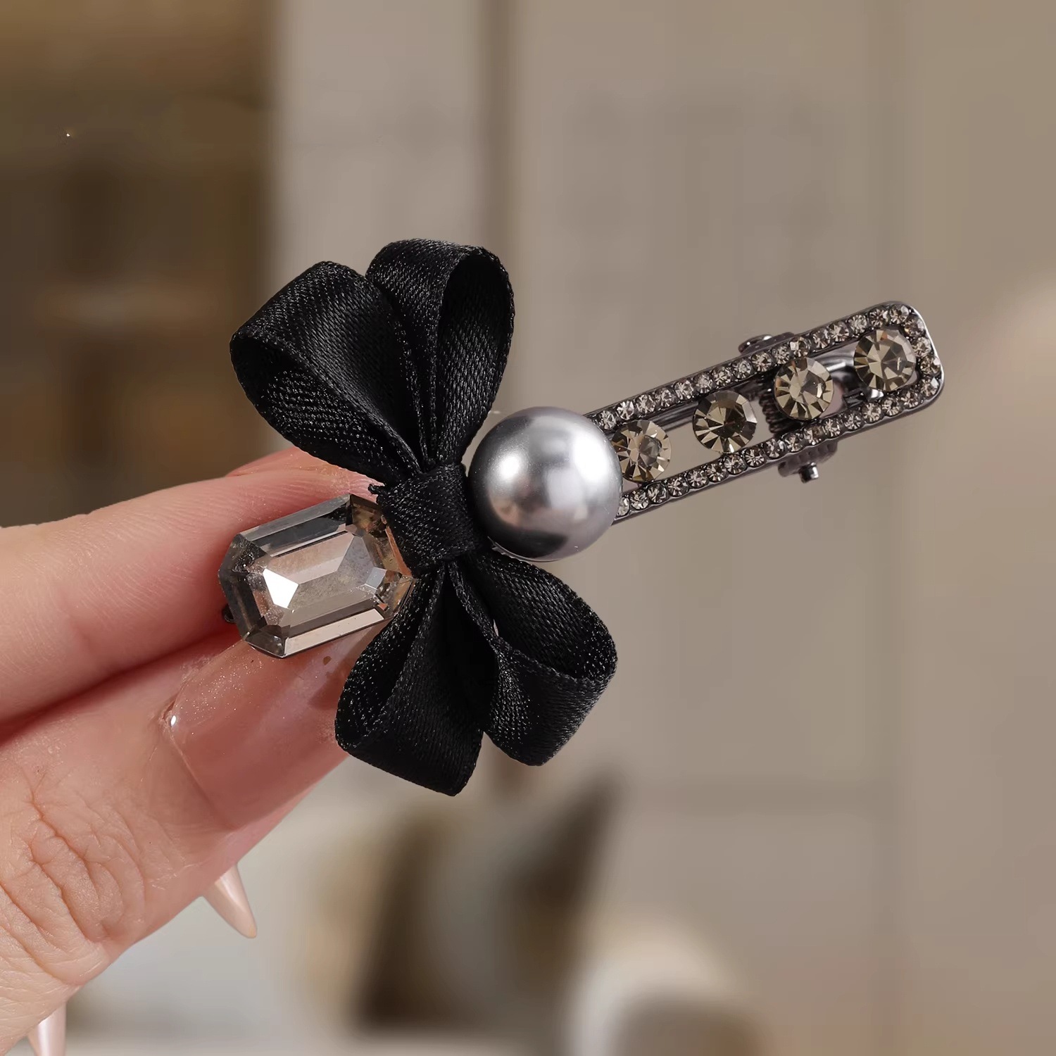 Sweet bow side clip, retro water diamond pearl elegant hair clip, niche light luxury bangs clip Specification image