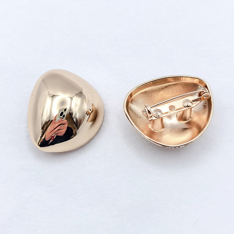 A new autumn and winter trendy metal brooch from Europe and America, with a cold and retro catwalk style, featuring a large gold block round cake brooch Application Scenario