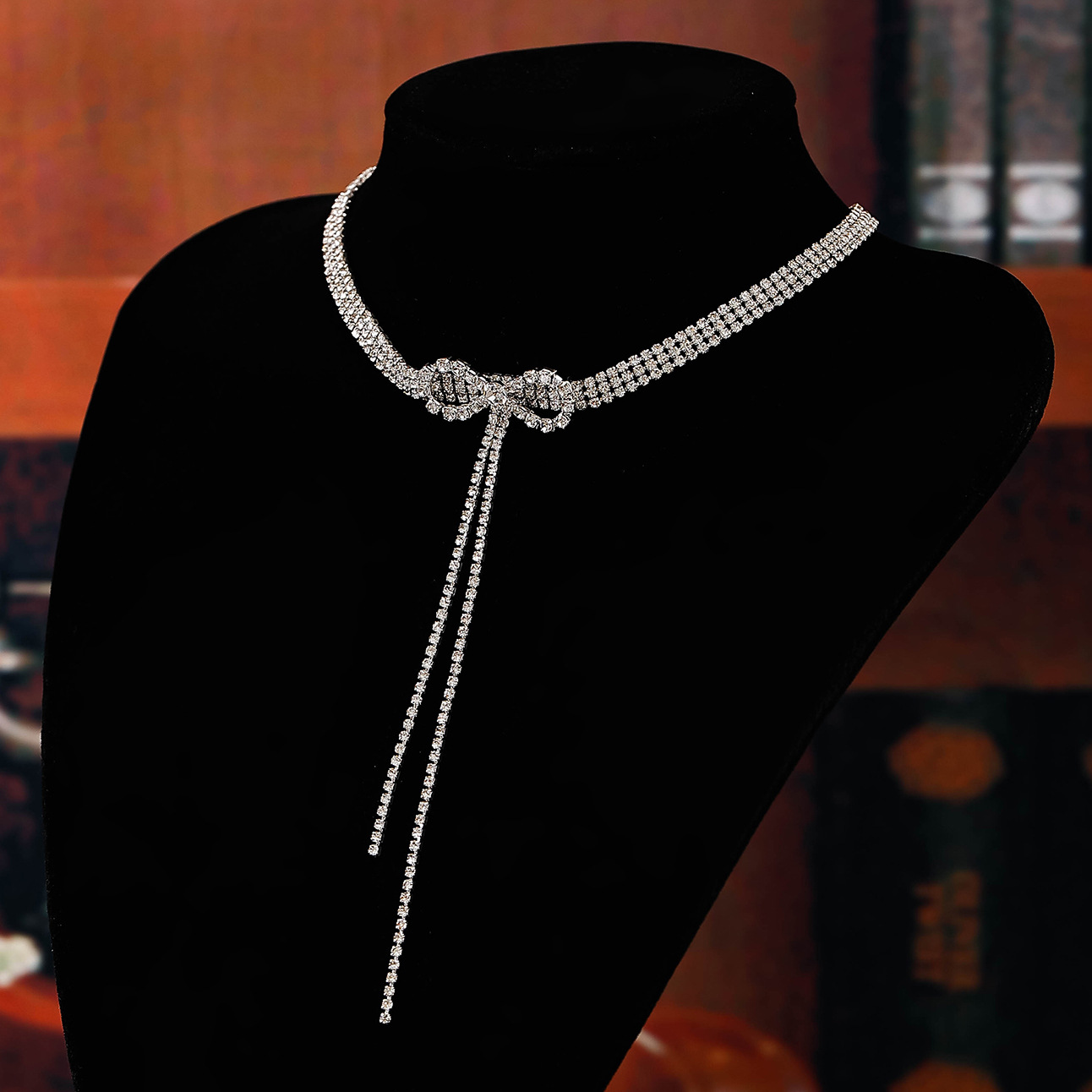 A trendy, fashionable, high-end, versatile, light luxury water diamond jewelry necklace for parties, events, banquets, and a best-selling bow necklace Application Scenario