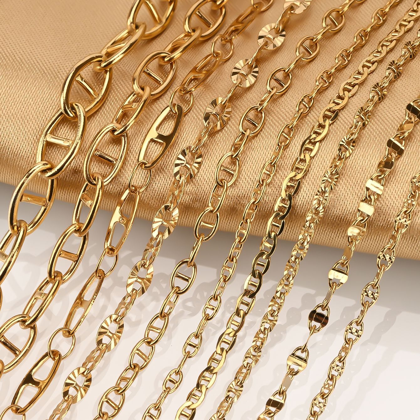 Pig nose chain PVD vacuum electroplated stainless steel Japanese character chain jewelry production and clothing accessory chain Application Scenario