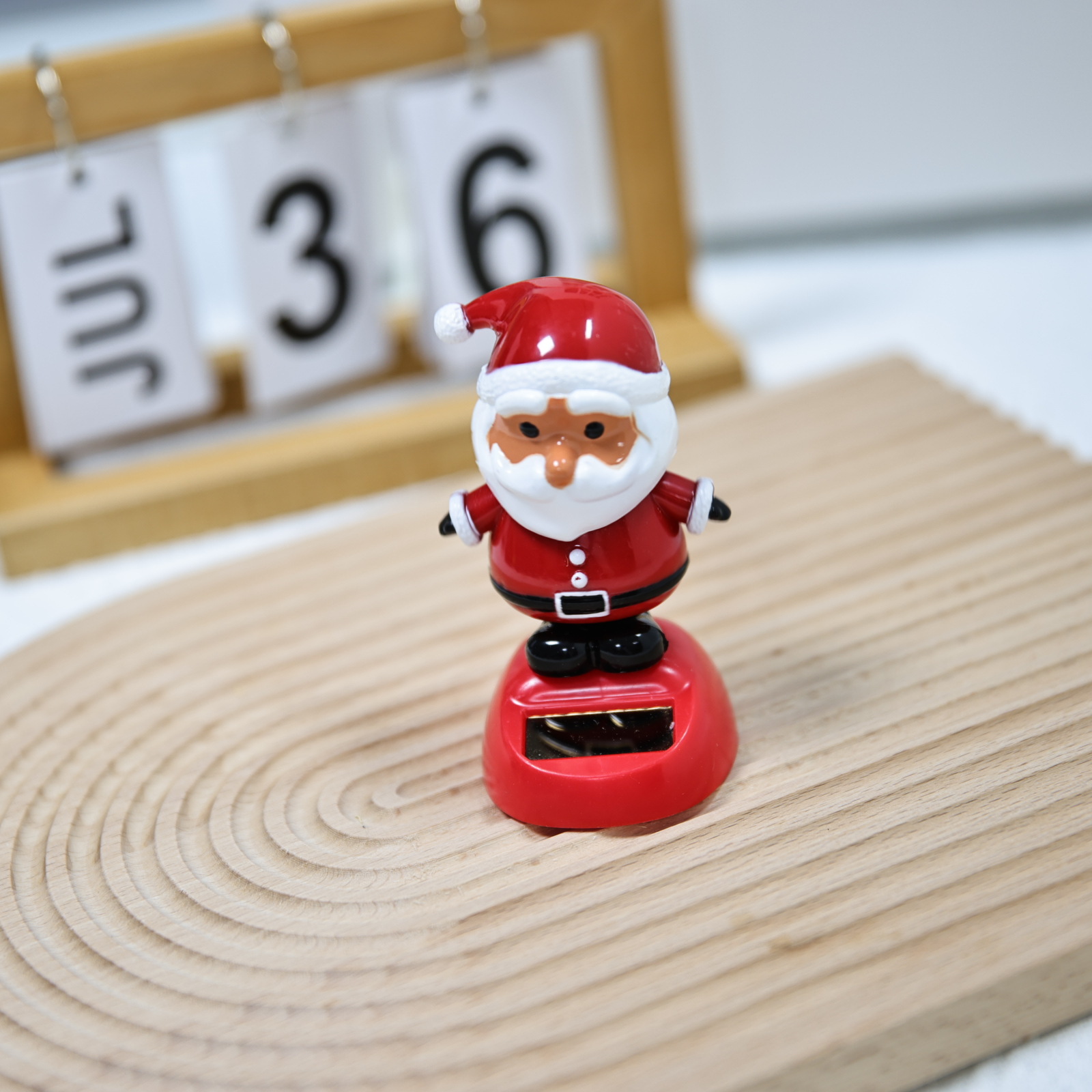 Cross-border best-selling solar-powered car ornaments, rocker, Christmas gifts, and white-bearded Santa Claus accessories Specification image