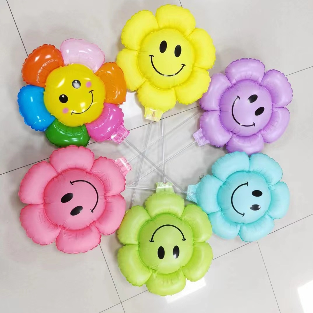Holding sunflowers, smiling faces, decorative props, clips, small Daisy balloons, taking photos, ground promotion, scanning codes, and small gifts Specification image