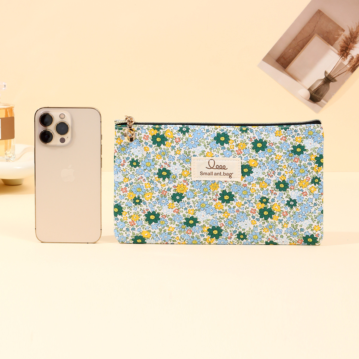 New cross-border women's floral makeup bag, fresh and delicate flower toiletry bag, portable zipper makeup storage bag Application Scenario