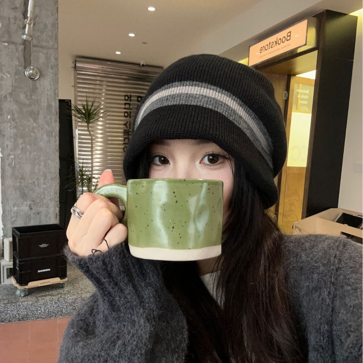 The new Korean style ins color-blocking knitted fisherman's hat for autumn, a warm striped woolen hat, a large plate that shows off the face, and a small pile hat details Picture