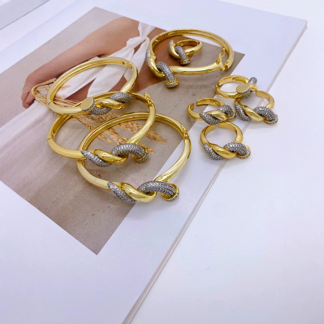 This is a popular European and American snap-on nail bracelet with exquisite copper micro-inlaid zircon jewelry and a high-end design. It is an open bracelet and jewelry accessory Application Scenario