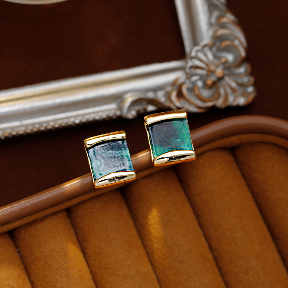 Hyacinth's light luxury, retro and high-end green earrings, women's niche geometric square stud earrings, fashionable, individual, elegant and versatile earrings Application Scenario