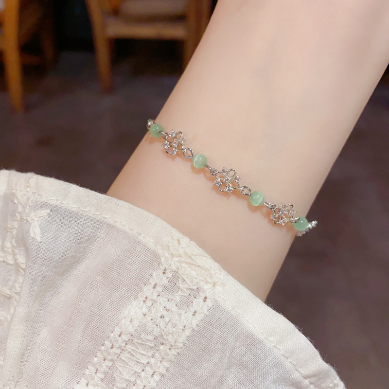 Fresh and elegant, fashionable, super fairy-like diamond-encrusted hollowed-out flower bracelet, light luxury, niche and high-end, versatile jewelry wholesale Application Scenario