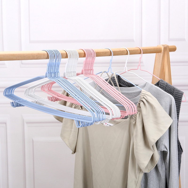 Household seamless full-coverage anti-slip clothes rack, thickened iron clothes hanger, multi-functional clothes hanger with hook, dipped plastic clothes hanger Application Scenario