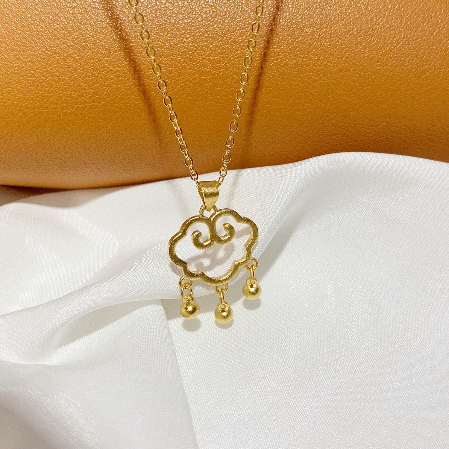 Xiangyun Longevity Lock Pendant, 18k gold imitation necklace, women's sand gold simple bead collarbone necklace that does not fade for a long time Application Scenario