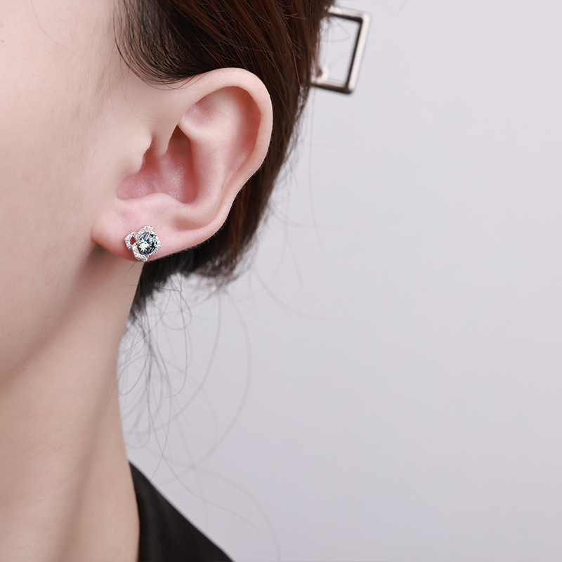 Zhuoheng Select s925 pure silver, elegant camellia moissang diamond stud earrings, simple stud earrings, versatile for autumn and winter, high-end look