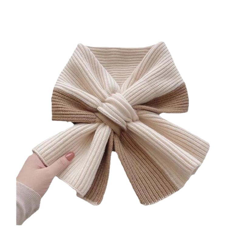 This women's autumn and winter scarf exudes a sense of high-end warmth and warmth. It features a color-blocked knitted cross yarn that is fashionable and cute. It's a winter scarf for young girls Item Picture