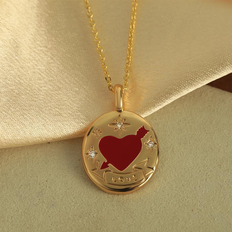 New minimalist women's style, unique and versatile accessories, oil-dripping one-shot heart-piercing pendant, internet-famous elegant necklace, collarbone chain Application Scenario
