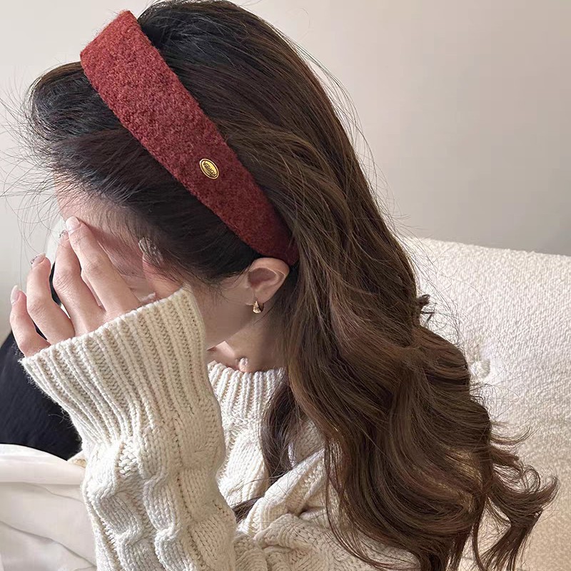 The 2025 new autumn and winter gold label wide-edge hair band for women, high head for washing and pressing hair, fashionable and stylish hair clip and hair accessory Application Scenario