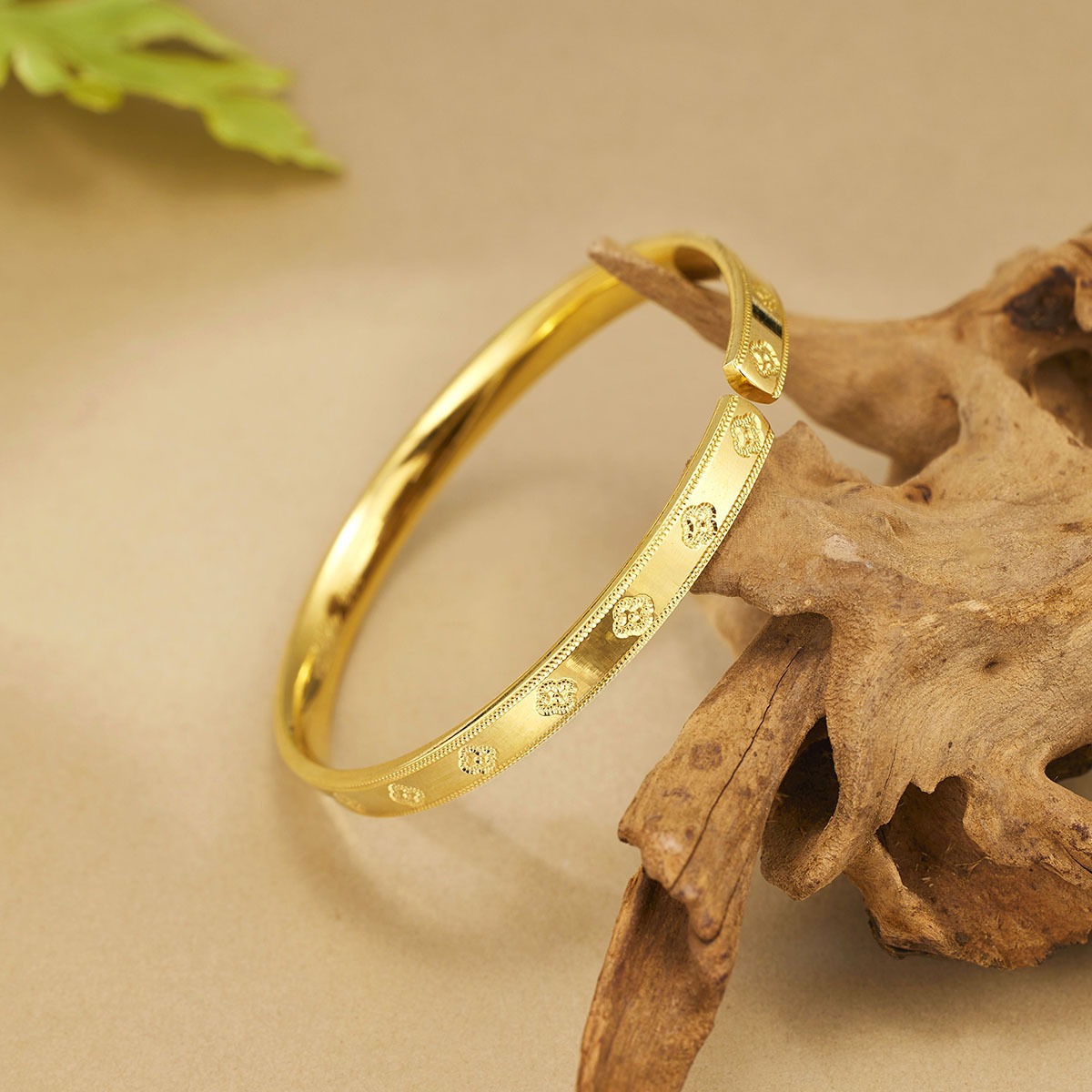 Fashionable and elegant, light luxury, lucky four-leaf clover bracelet, high-end and niche design, the same style as the open bracelet on Xiaohongshu details Picture