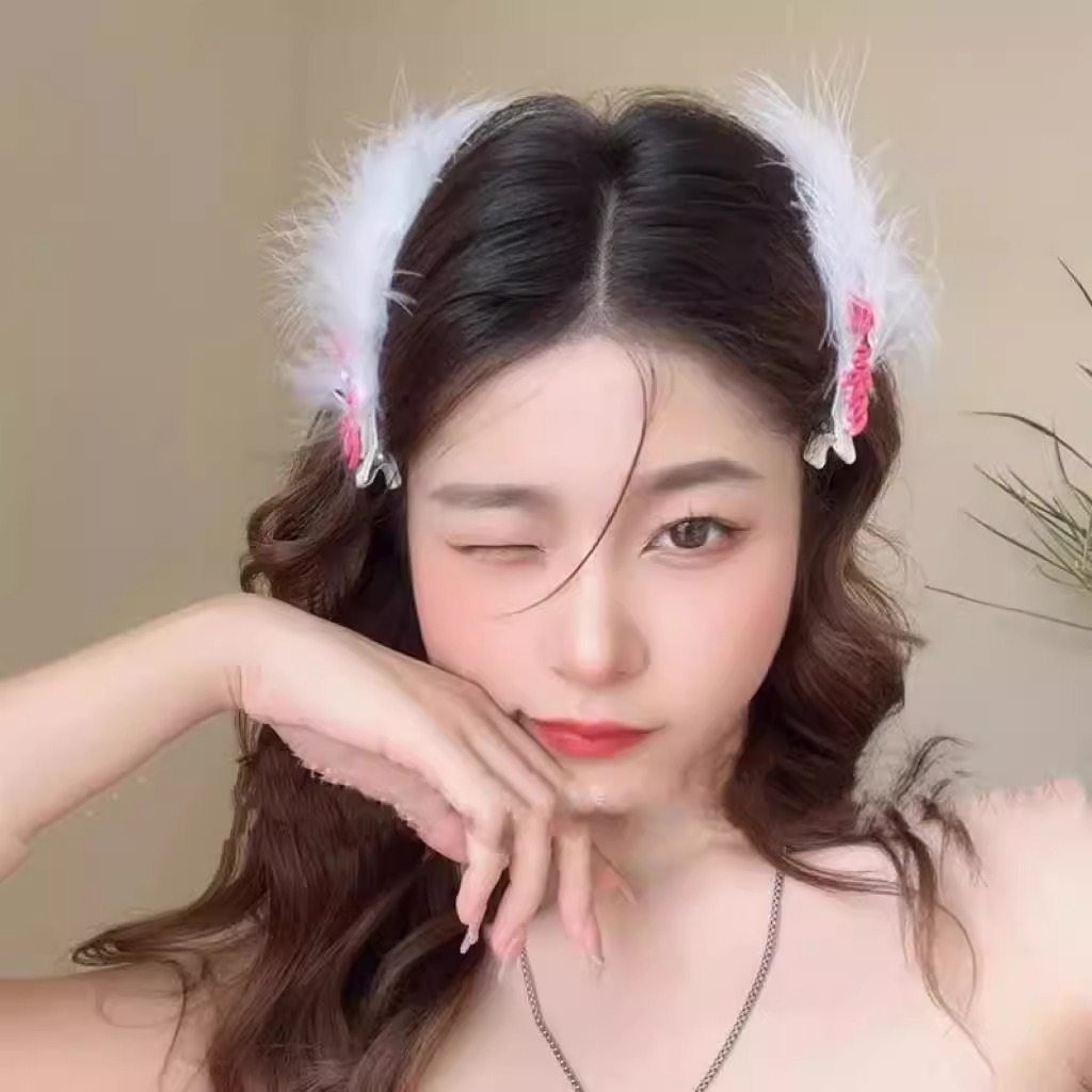 High-end ostrich feather hair clips, popular broken hair side duckbill clips, elegant hair clips, fairy-like fur headwear for young girls Item Picture