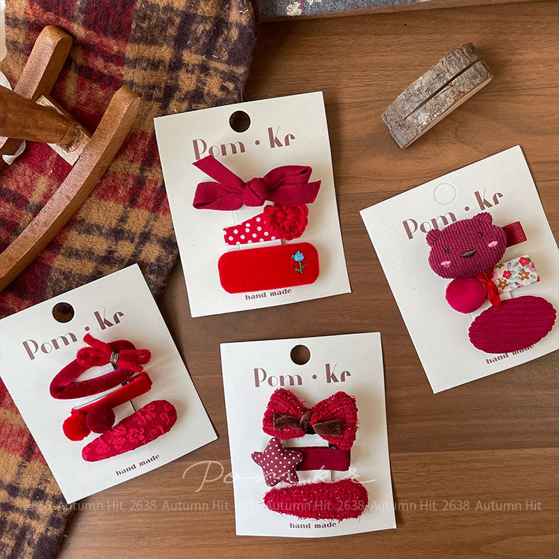 New Korean-style red bow hair clips for children and girls in autumn and winter, side seamless fabric bangs, side hair clips, Pom.kr retro red handcrafted hair clips: Knitted bow bear style sweet girl autumn and winter fragrance details Picture