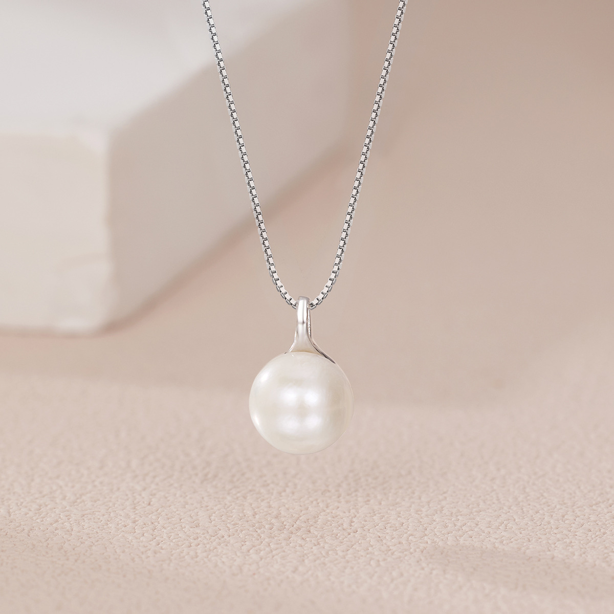 The natural freshwater pearl necklace is simple, fashionable and versatile. The collarbone chain is a niche design with a sense of sophistication