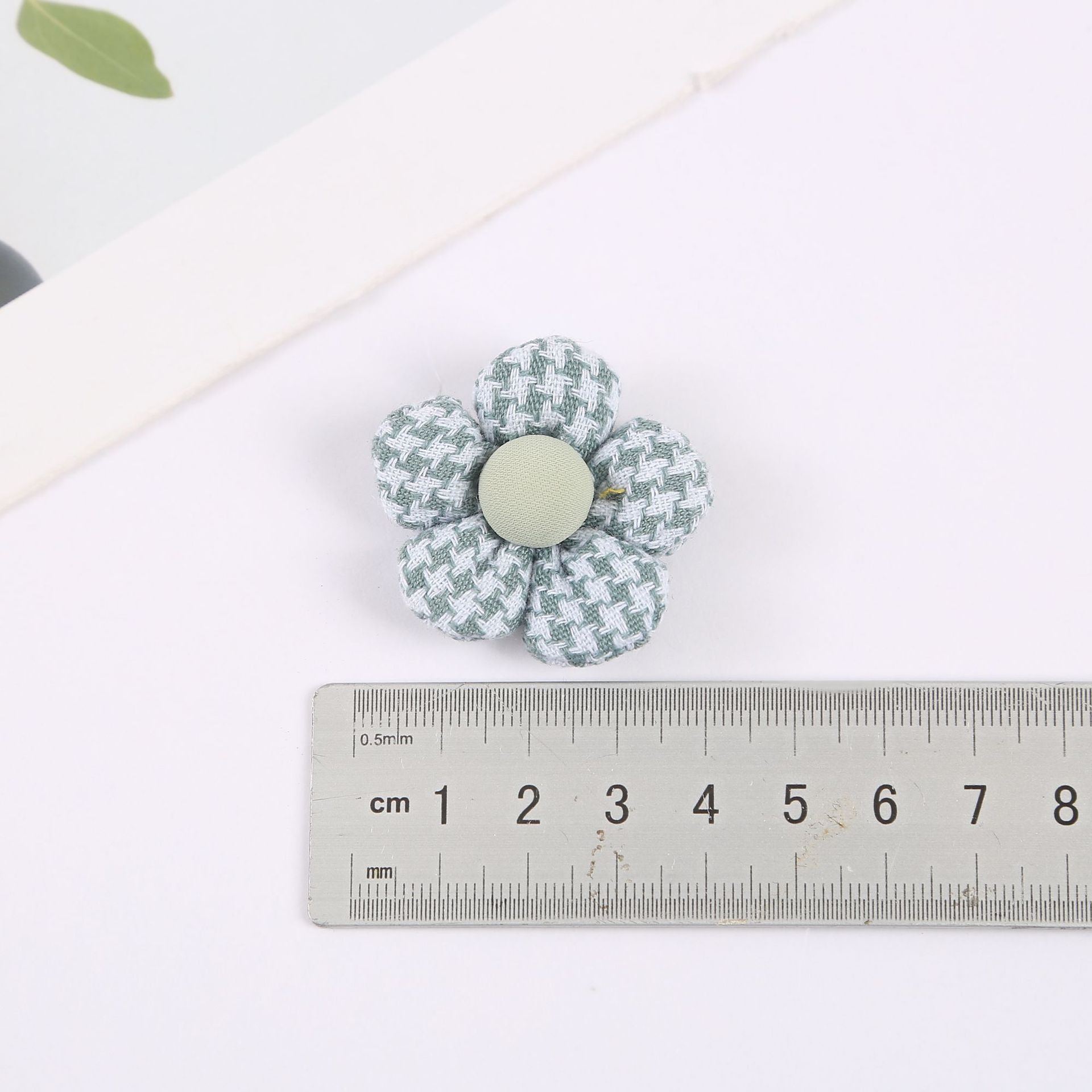 Korean-style fresh and light five-petal checkered pattern decorative small flower flower shoes, hats, clothing, accessories, semi-finished accessories and accessories Specification image