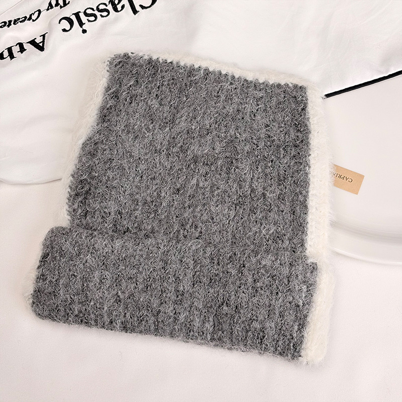 The 2025 new style of cold-proof and warm, fringed, Korean-style, high-end, versatile, color-blocking white edge knitted cap makes the face look good for little girls