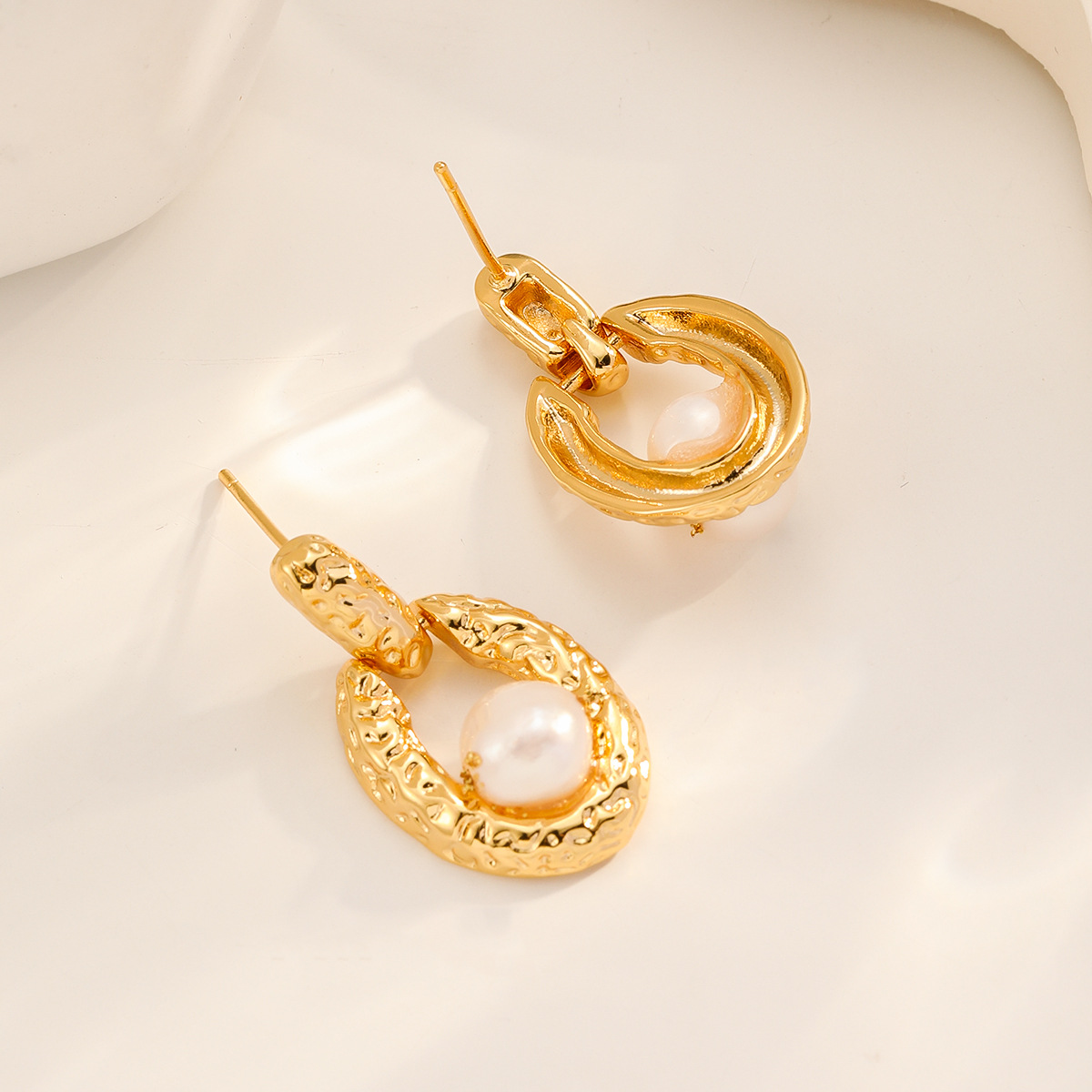 Nasha Cross-border Exclusive InS-style hollowed-out heart freshwater pearl earrings, irregular texture oval geometric earrings Specification image