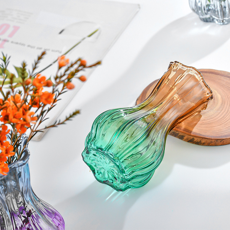 Nordic garlic-patterned glass vase with a transparent tabletop for living room decoration, ins style, high appearance level, dried fresh flower vase Application Scenario