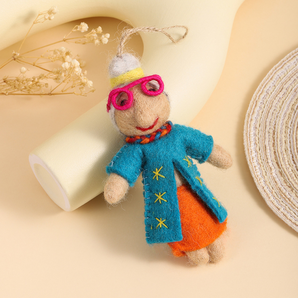 Fashionable old lady Nepalese handmade wool felt pendant, high appearance level three-dimensional doll pendant, bag pendant details Picture