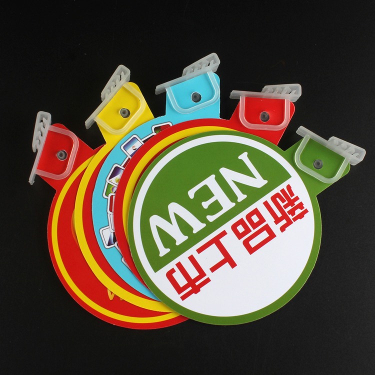 Shopping mall POP plastic card clamps, channel clips, supermarket shelf advertising boards, promotional card accessories, PVC universal card inserts, shelf labels, plastic fixed clips, supermarket cabinet advertising prompt pieces, clamping accessories, store signs Application Scenario