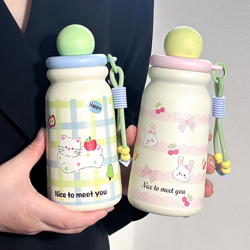 萌趣新款高颜值卡通不锈钢大容量保温杯瓶身携带可爱挂饰便携提手