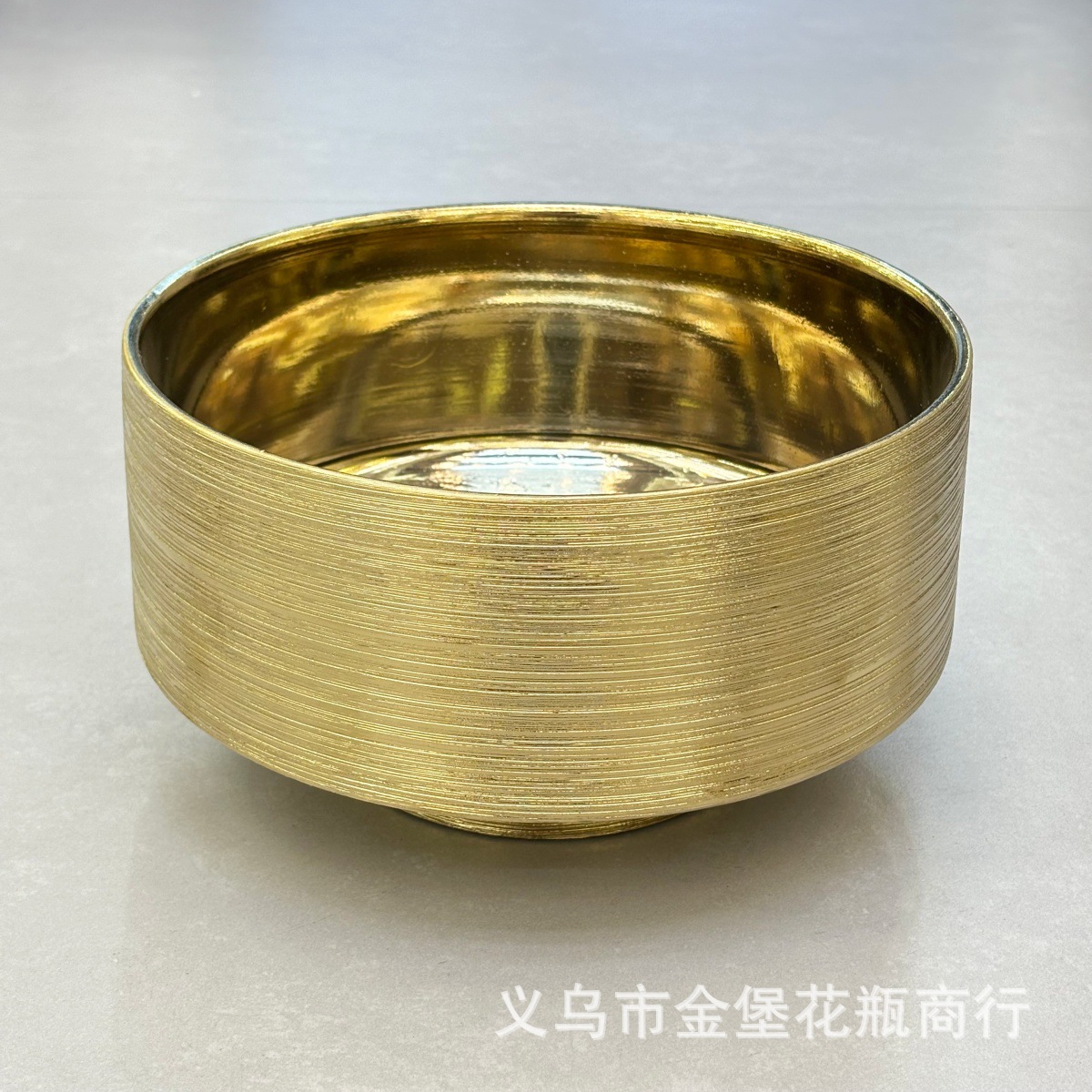 Hand-brushed horizontal gilded wide-mouth flowerpots for growing green plants in the living room of villas, bulk purchase for soft furnishings Application Scenario