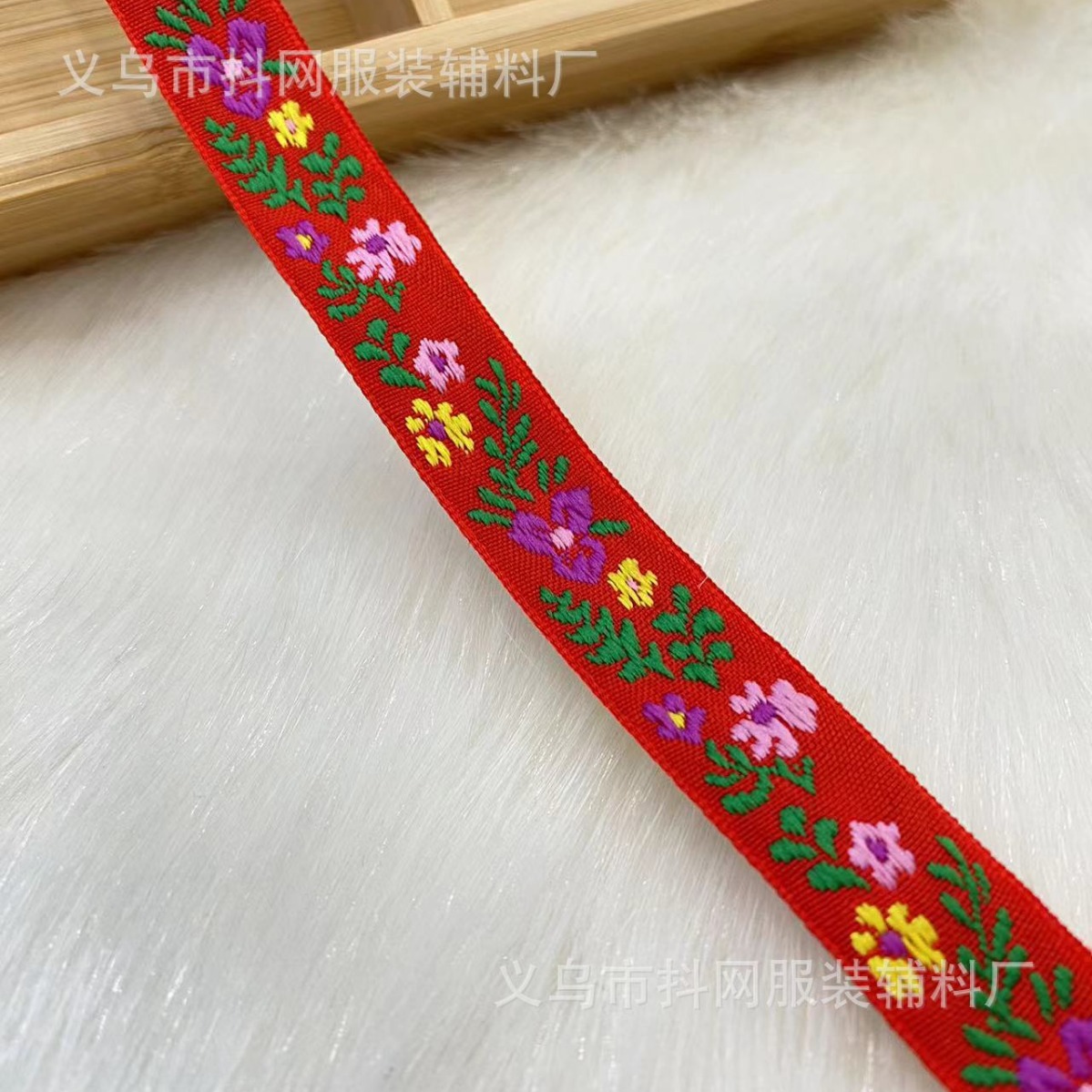 2cm floral jacquard embroidery webbing, hair accessories, headwear, performance costume accessories, gift box packaging tape Application Scenario